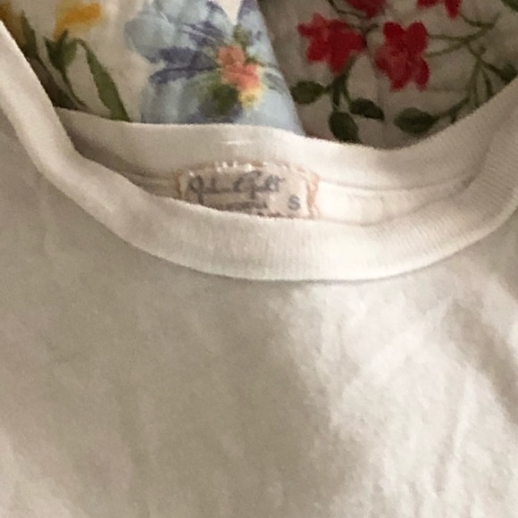 Brandy Melville Tee - Picture 3 of 3